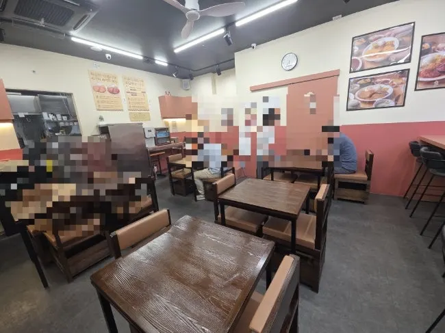 Interior of Onjeong Gyeongyang Sikdang with two- and four-person tables