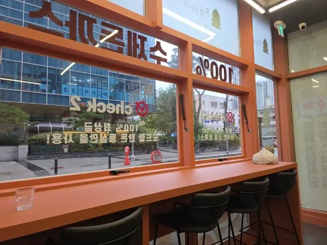 Window seats where you can dine while looking outside