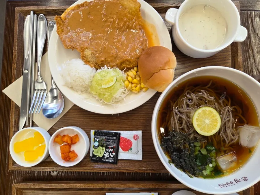 Table setting of the classic pork cutlet and cold soba set