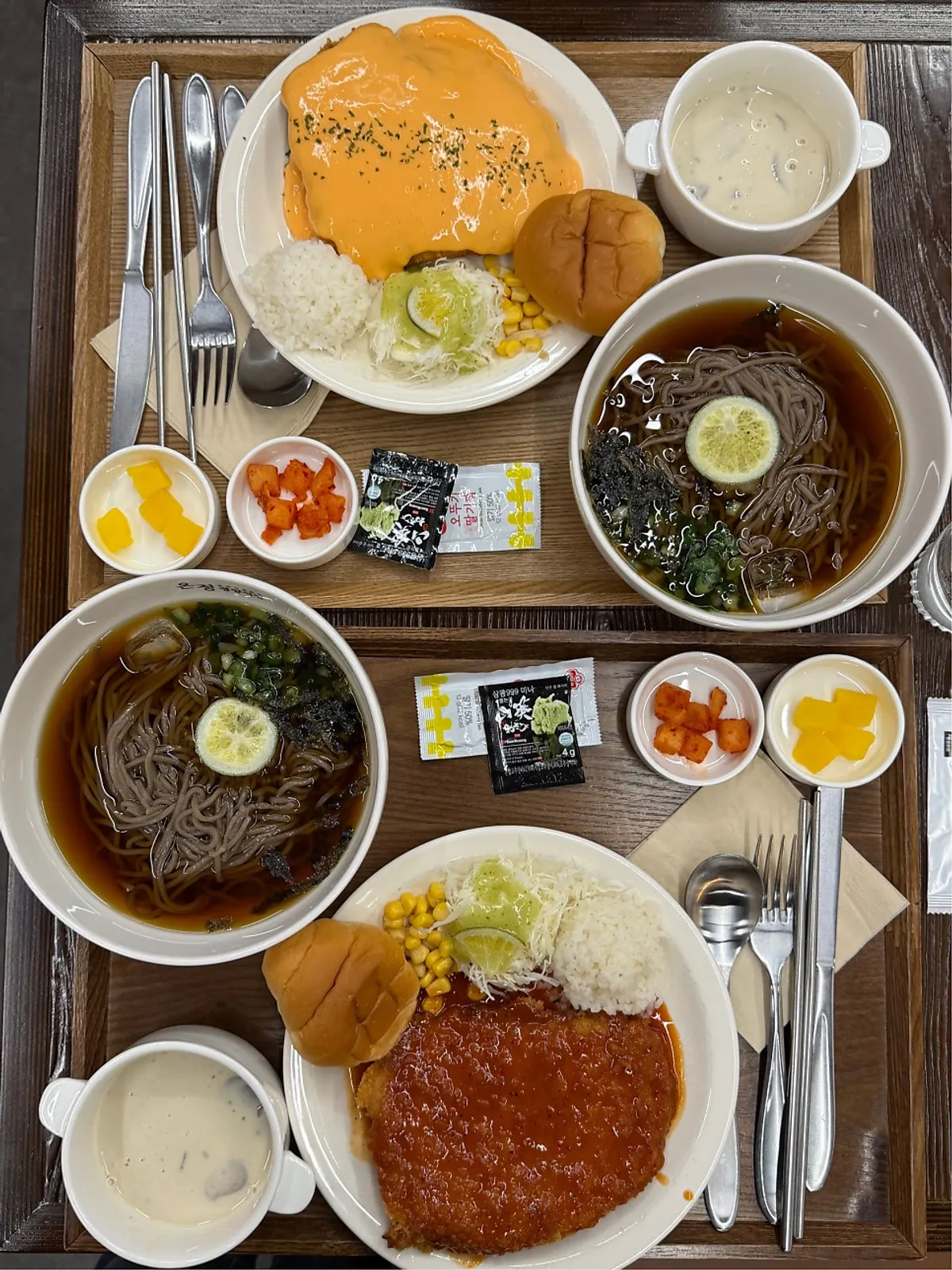 메밀 세트 두 개가 함께 차려진 테이블