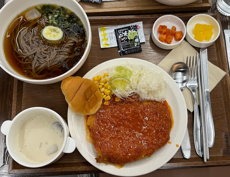 메밀과 하프 매운돈까스 세트 한 상