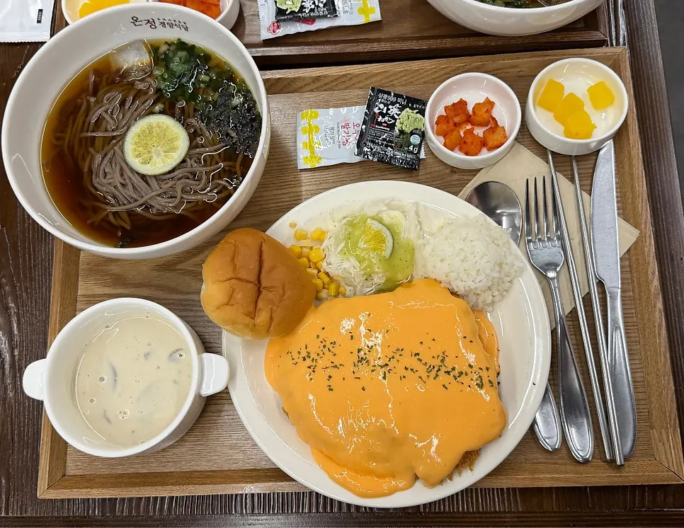 메밀과 하프 체다돈까스 세트 한 상