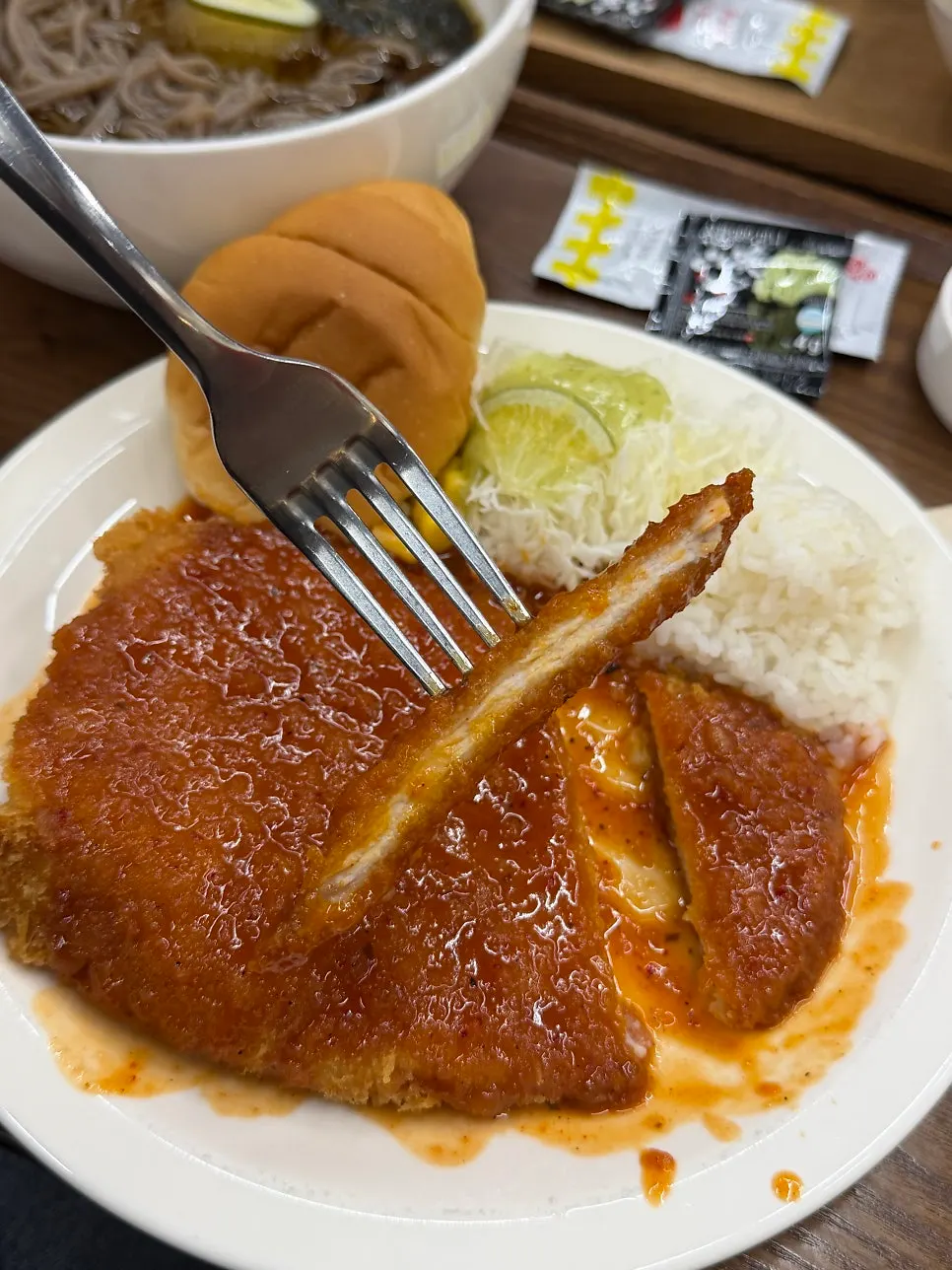 청귤 올라간 양상추샐러드와 옥수수콘, 빵