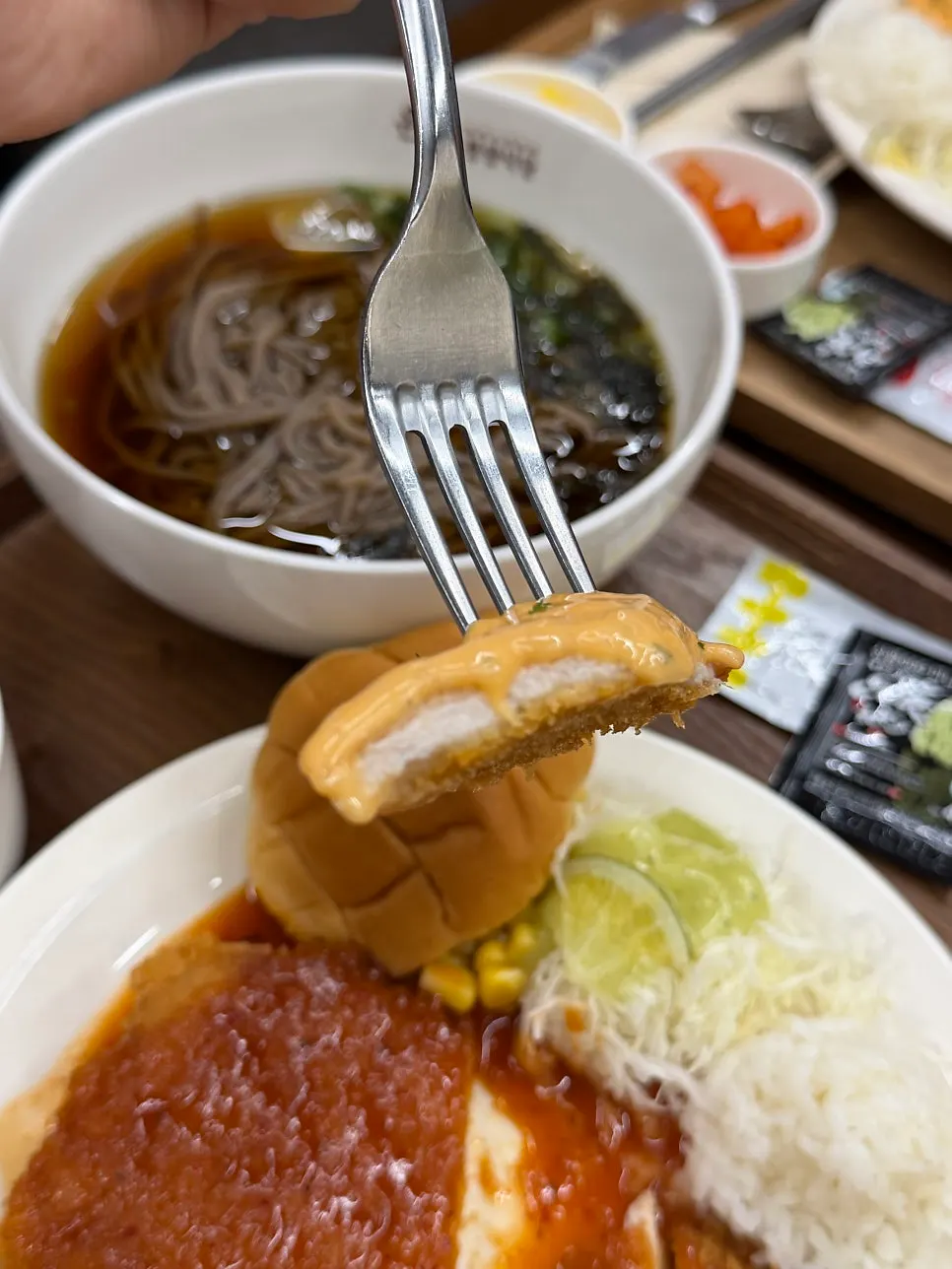 한 입 자른 매운돈까스 단면