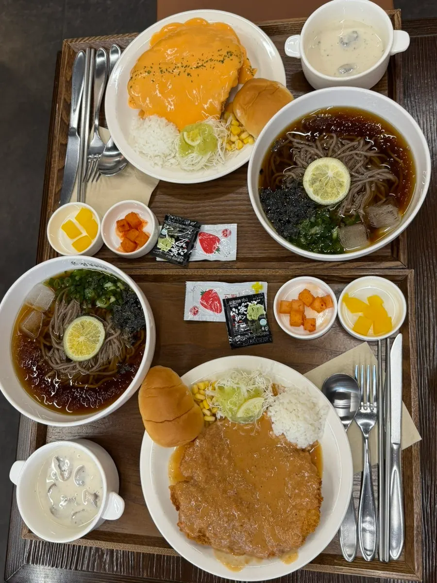 푸짐하게 담긴 돈까스 세트 구성