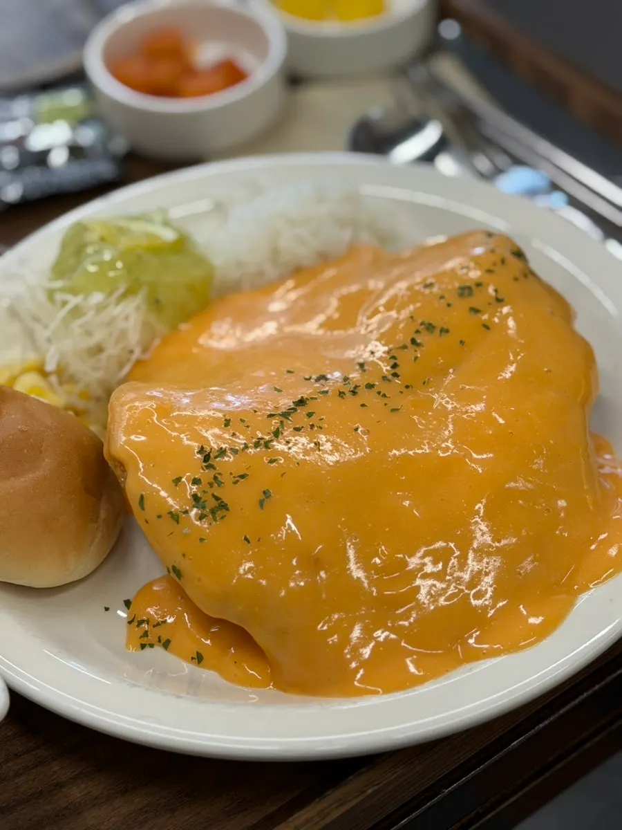 치즈가 듬뿍 올라간 치즈돈까스