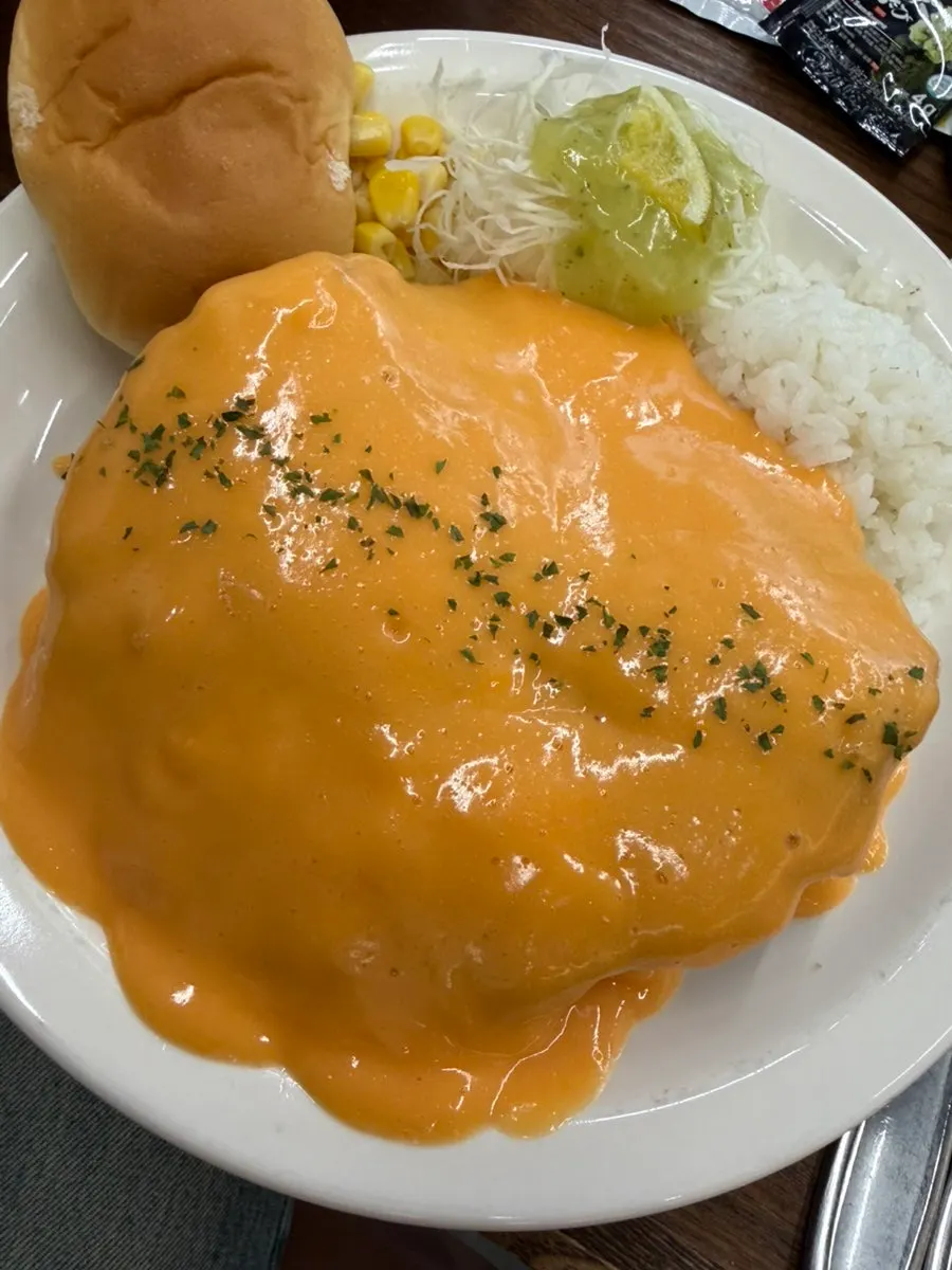 치즈돈까스 한 조각 클로즈업