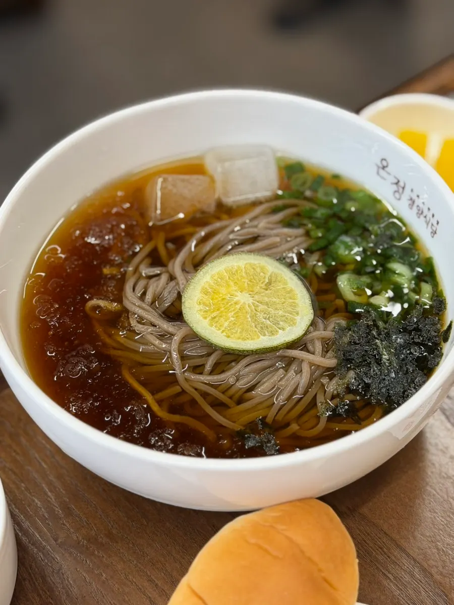 세트로 함께 나온 냉모밀 한 그릇