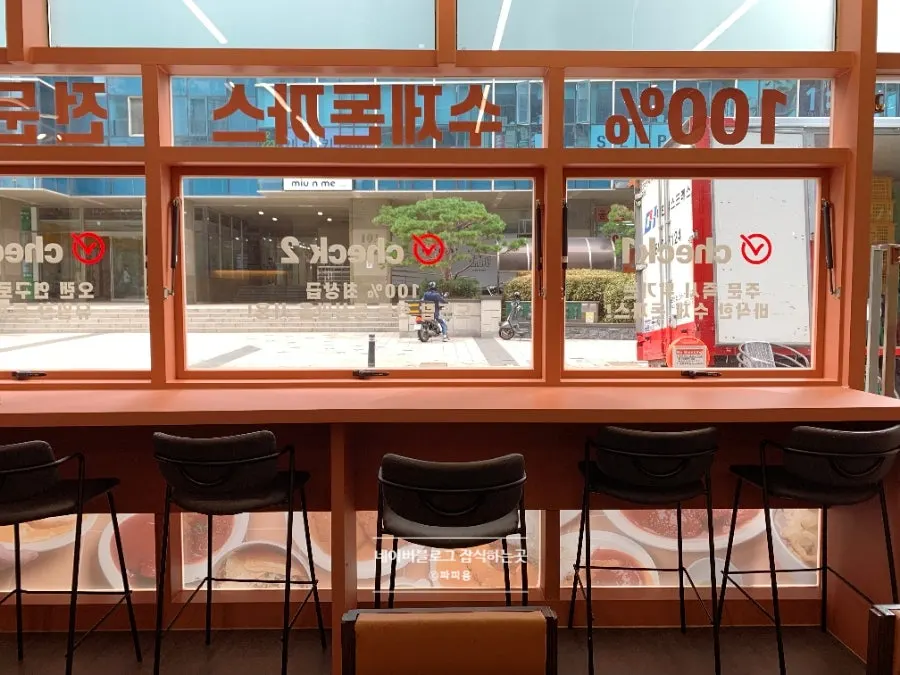 온정경양식당 용산점 매장 내부와 창가 바테이블