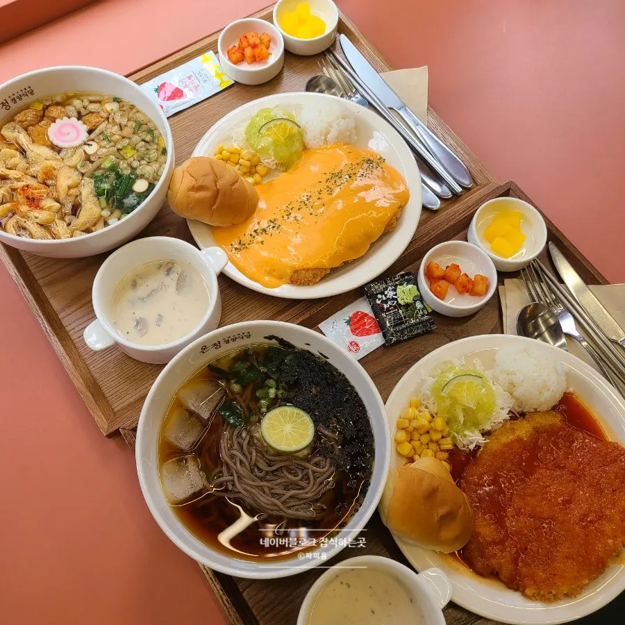 테이블에 차려진 돈까스 세트 한 상