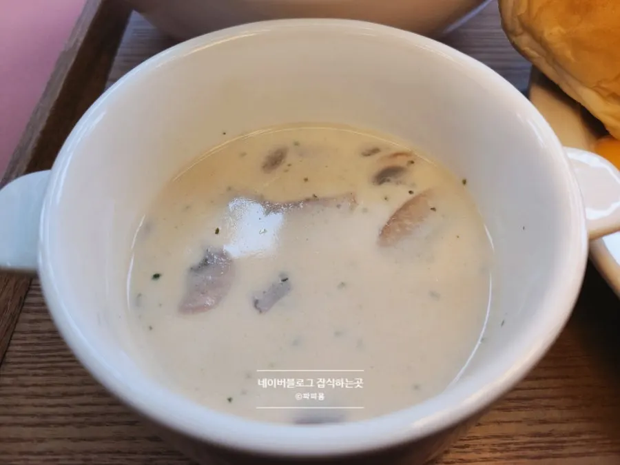 세트에 포함된 크림스프와 모닝빵, 딸기잼