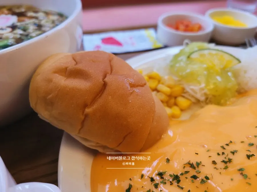 치즈소스가 가득한 돈까스 접시 클로즈업