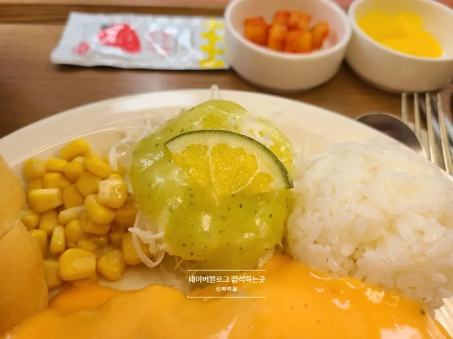 단면이 보이는 체다치즈돈까스 한 조각