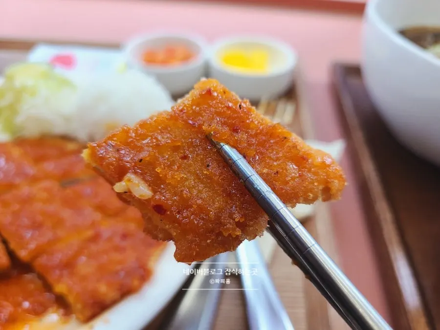 매운돈까스 한 조각 클로즈업