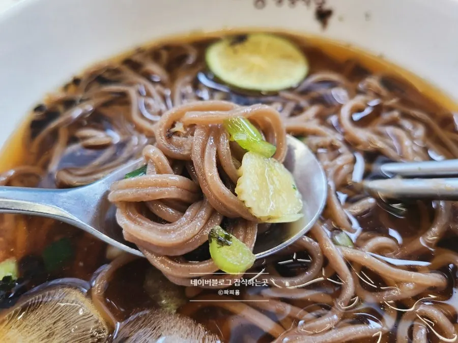 메밀소바 면과 육수 그릇