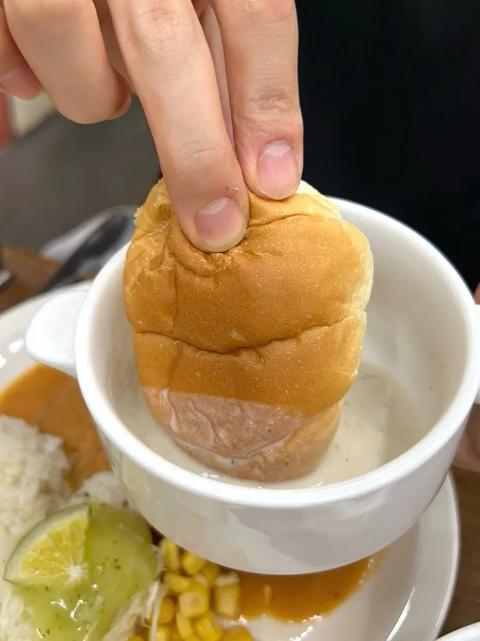 양송이 스프에 모닝빵을 찍는 모습