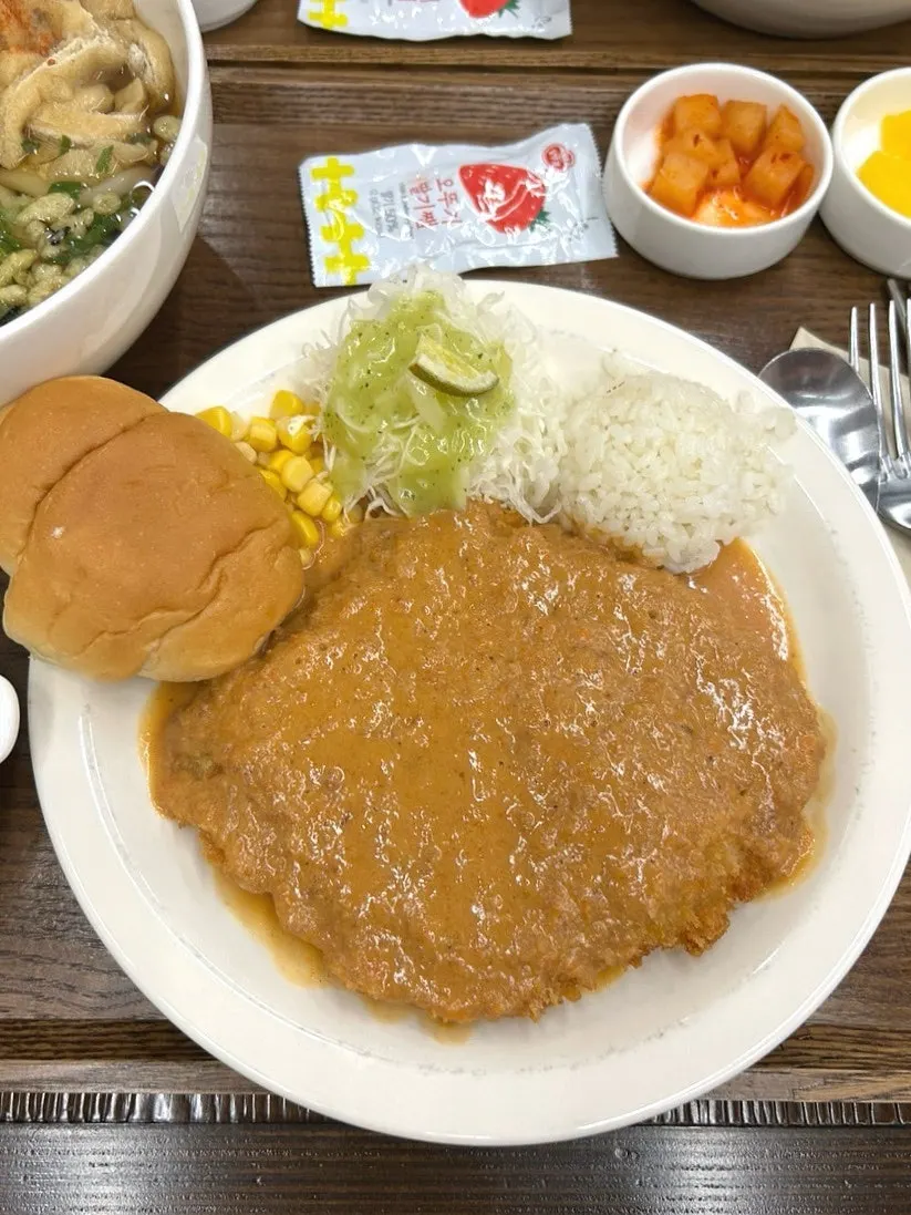 돈까스 한 조각을 집어 든 모습