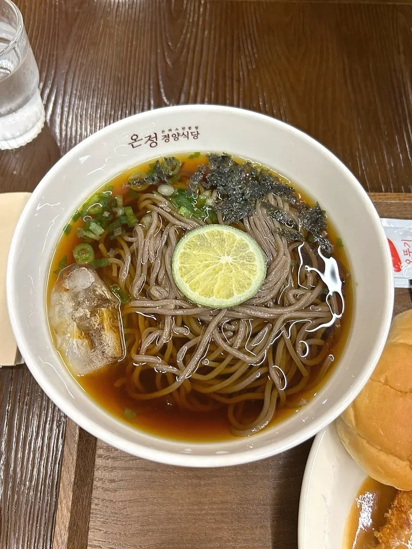 살얼음이 뜬 메밀소바 육수