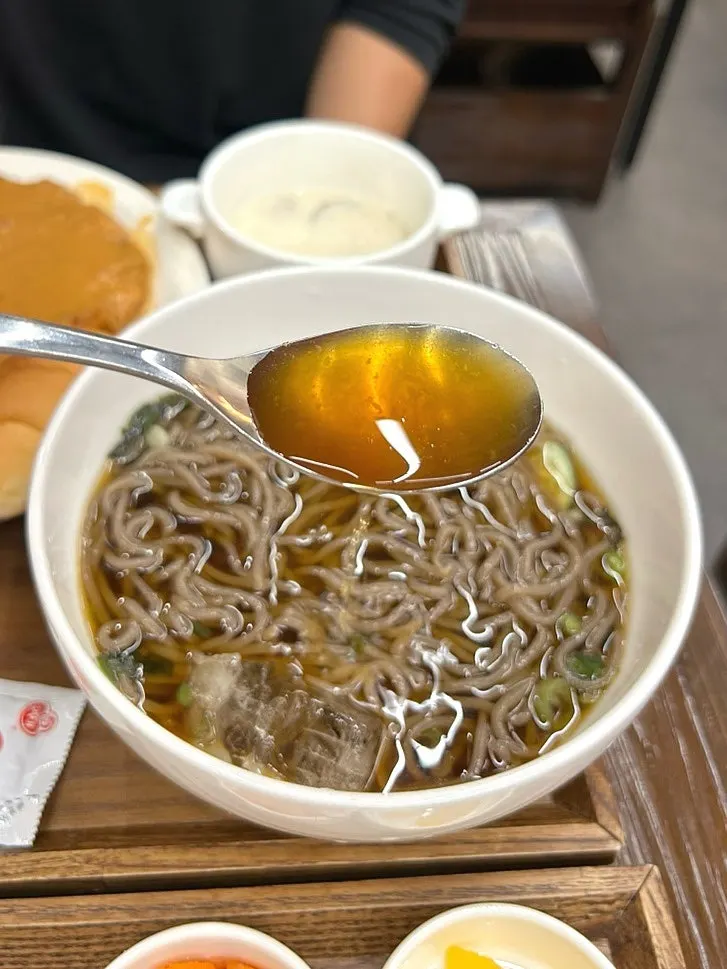 와사비를 푼 냉모밀에 면을 적시는 모습