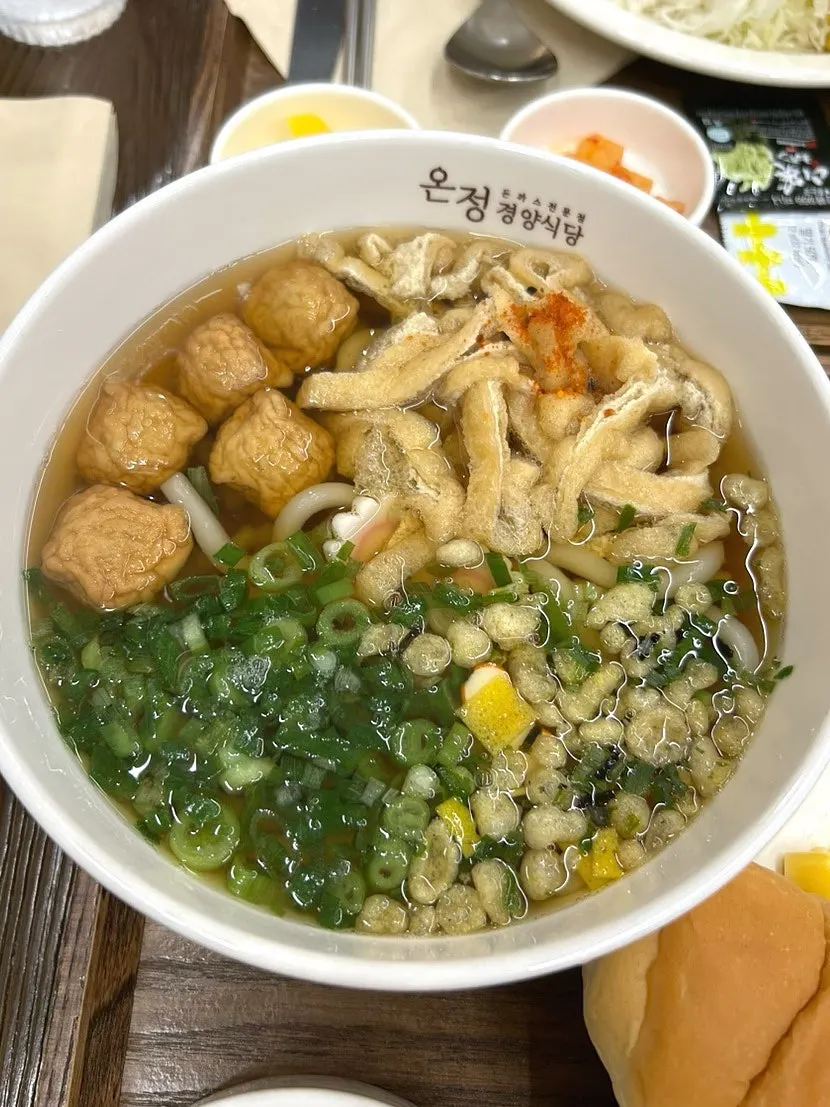 세트로 나온 따뜻한 우동 한 그릇