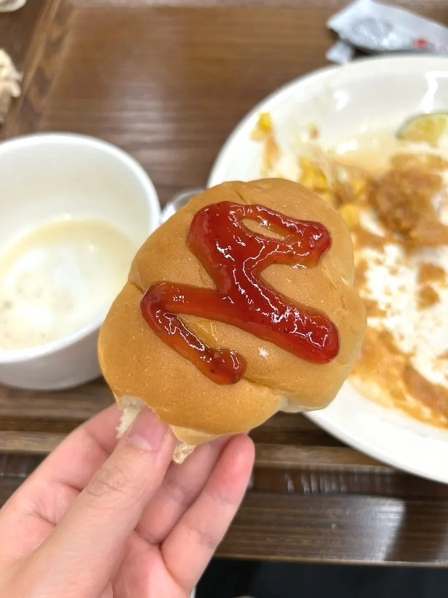 딸기잼을 바른 모닝빵 디저트