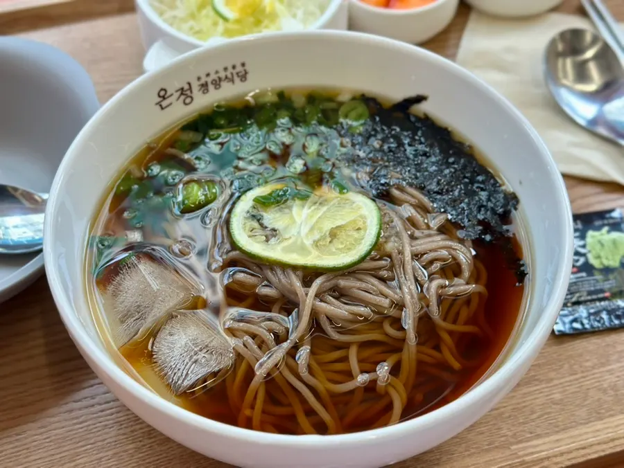 김가루와 얼음이 올라간 냉 메밀소바