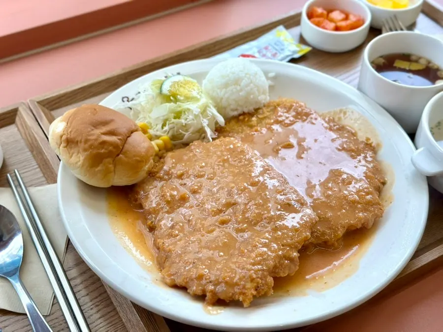 소스가 뿌려진 경양식 돈까스 접시