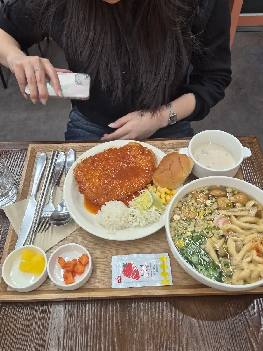 매콤한 소스가 올라간 매운돈까스 접시