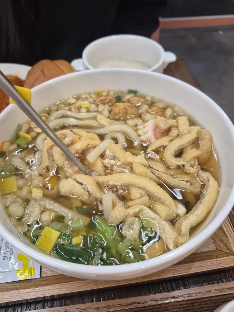 세트로 나온 우동 한 그릇