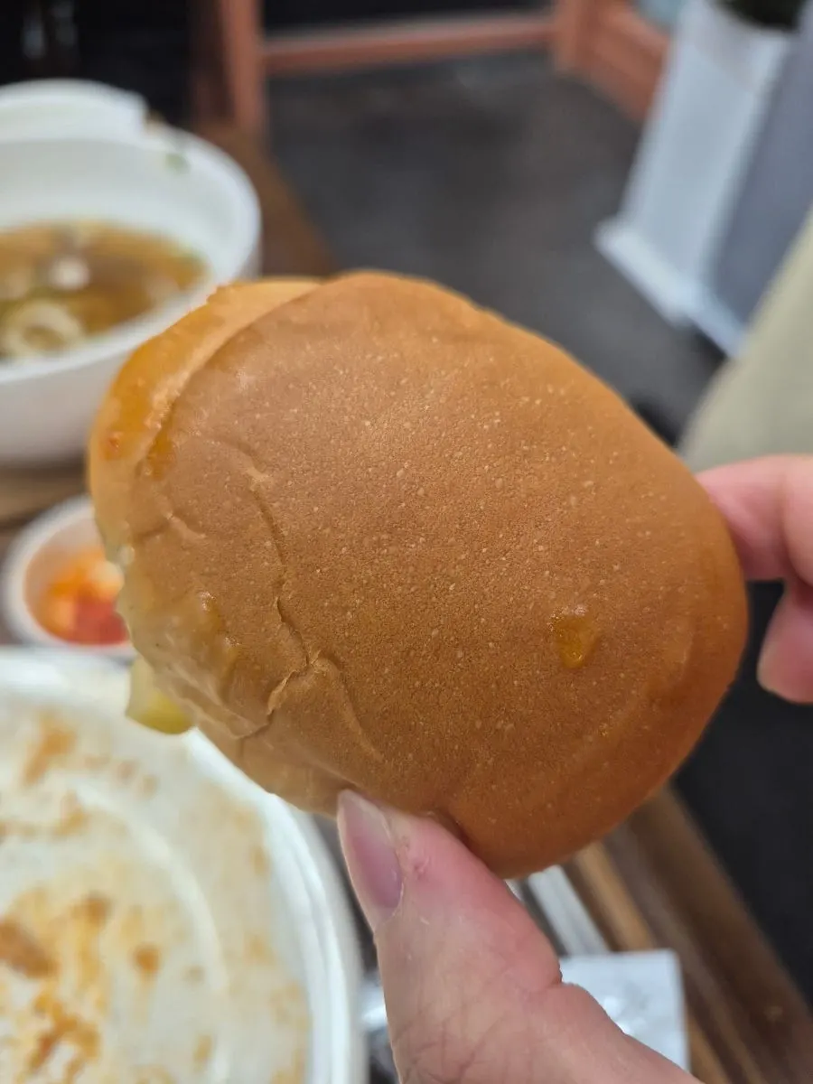 돈까스와 함께 나온 샐러드와 빵