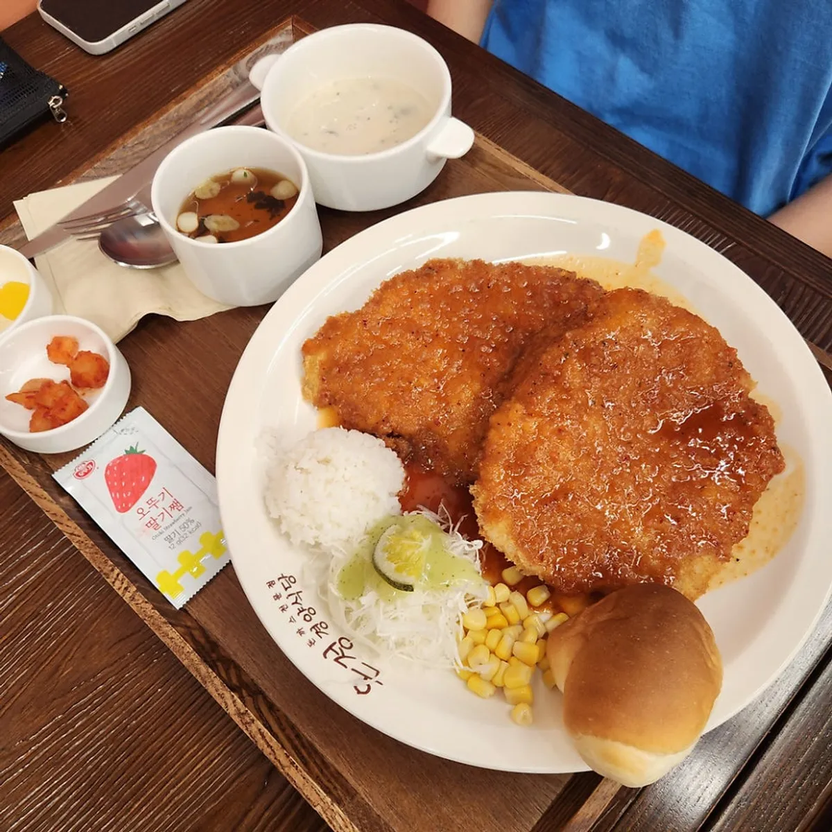 辛口ソースがかかったオンジョン辛口とんかつのクローズアップ
