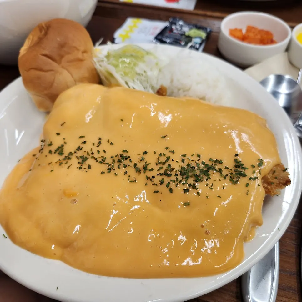 そばと一緒に出てきたチェダーチーズとんかつの構成