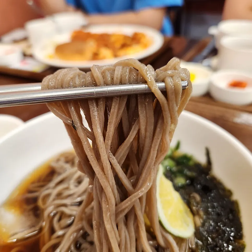 とんかつの横に添えられたひんやりそば