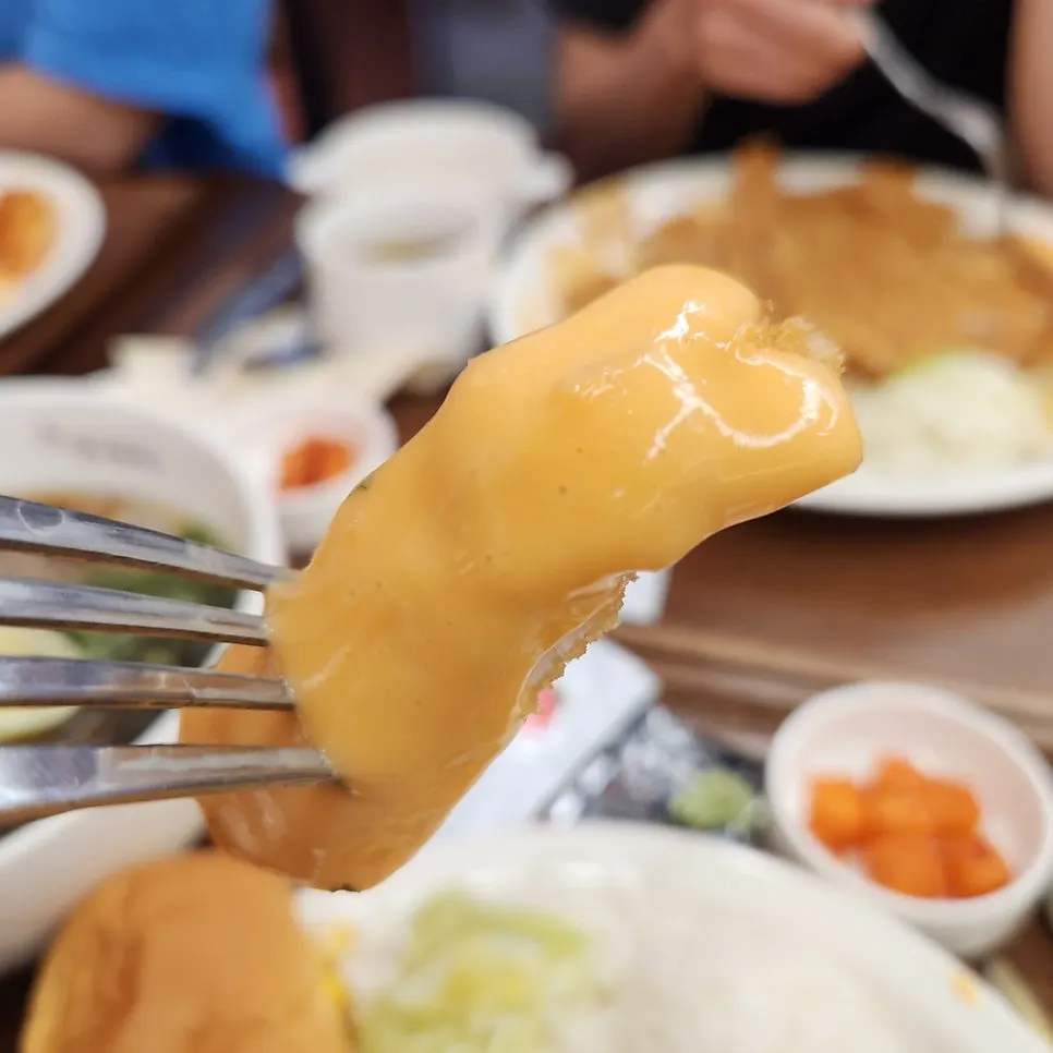 3品のメニューでいっぱいになったテーブル
