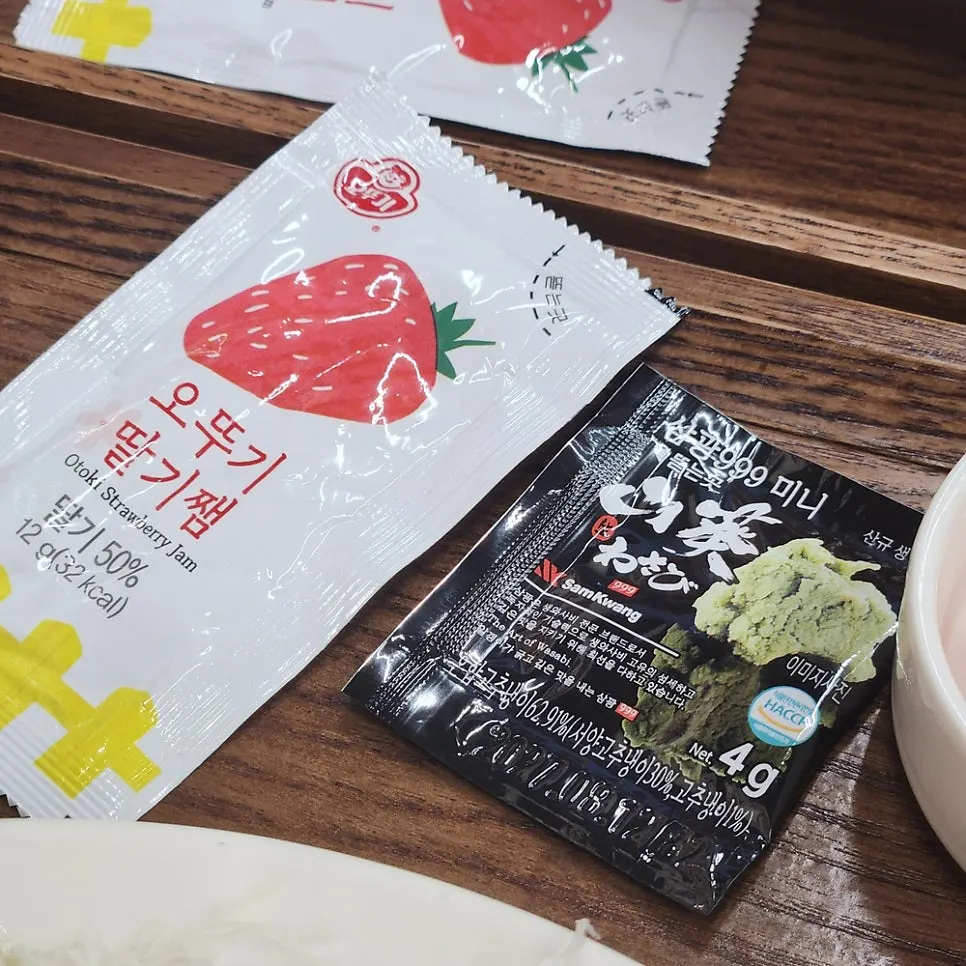 食事中のお客さんが見える店内風景