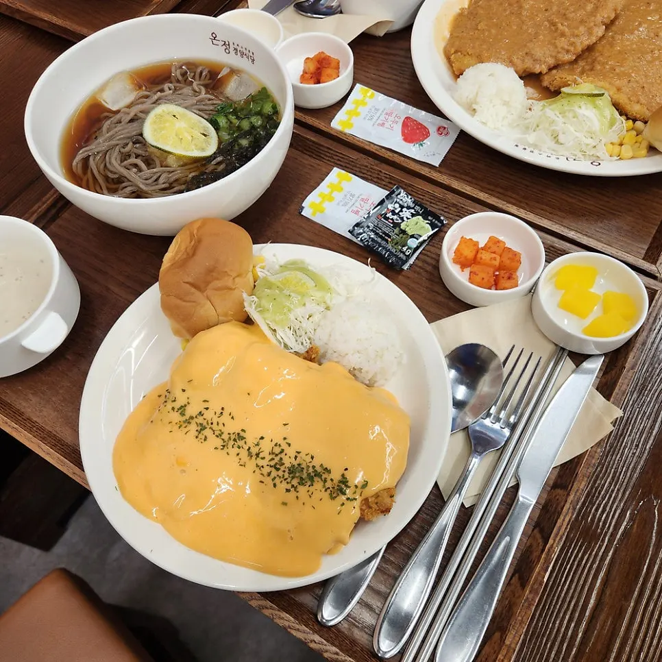 3種類のとんかつを分け合うテーブル