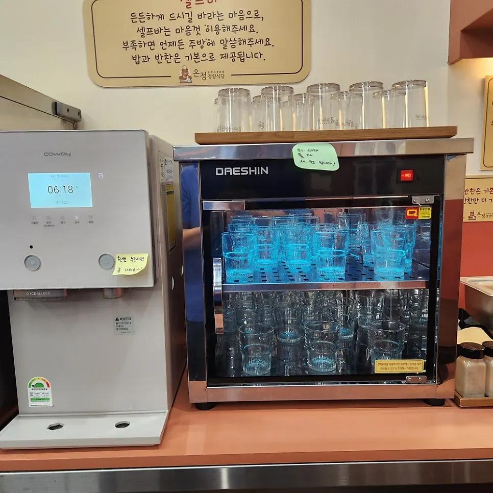 とんかつと副菜が並ぶテーブル