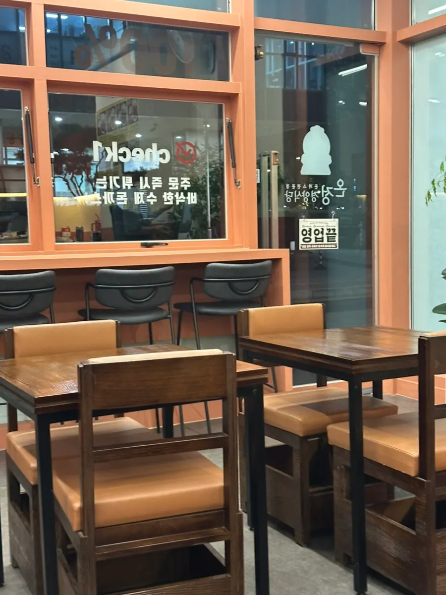 Interior seating at Onjeong Gyeongyang Sikdang, Yongsan branch