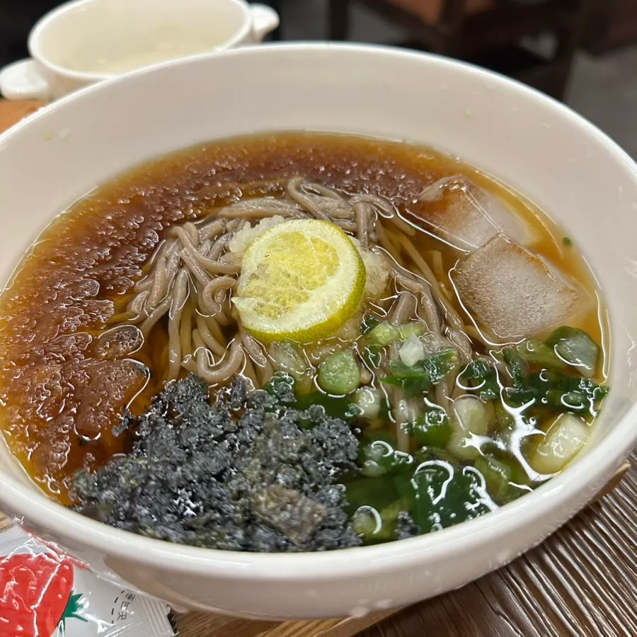 Cold buckwheat soba topped with green tangerine