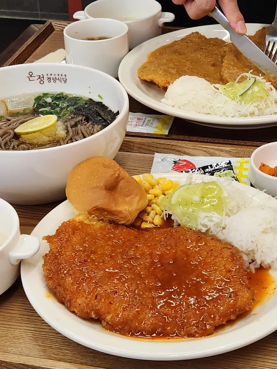 매운돈가스와 냉메밀소바 세트 한 상