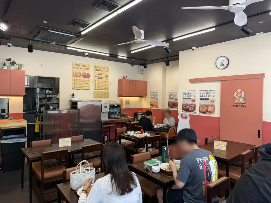 Restaurant interior mostly with 2- and 4-person tables