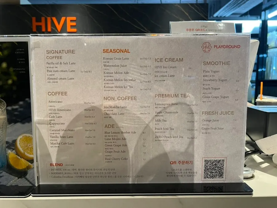 Second-floor ordering counter and QR ordering information