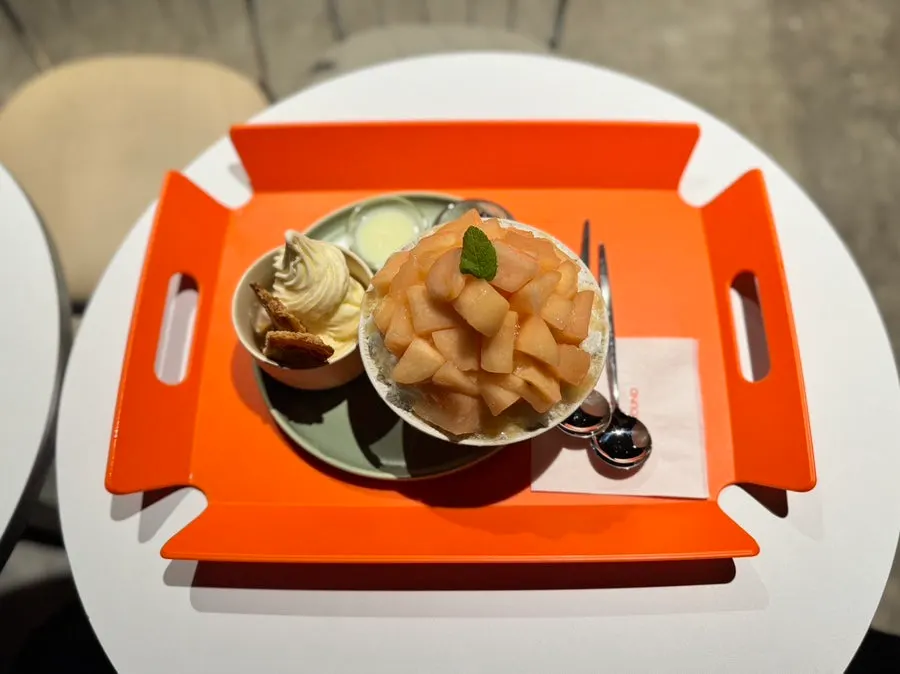 White peach bingsu with peaches and toppings