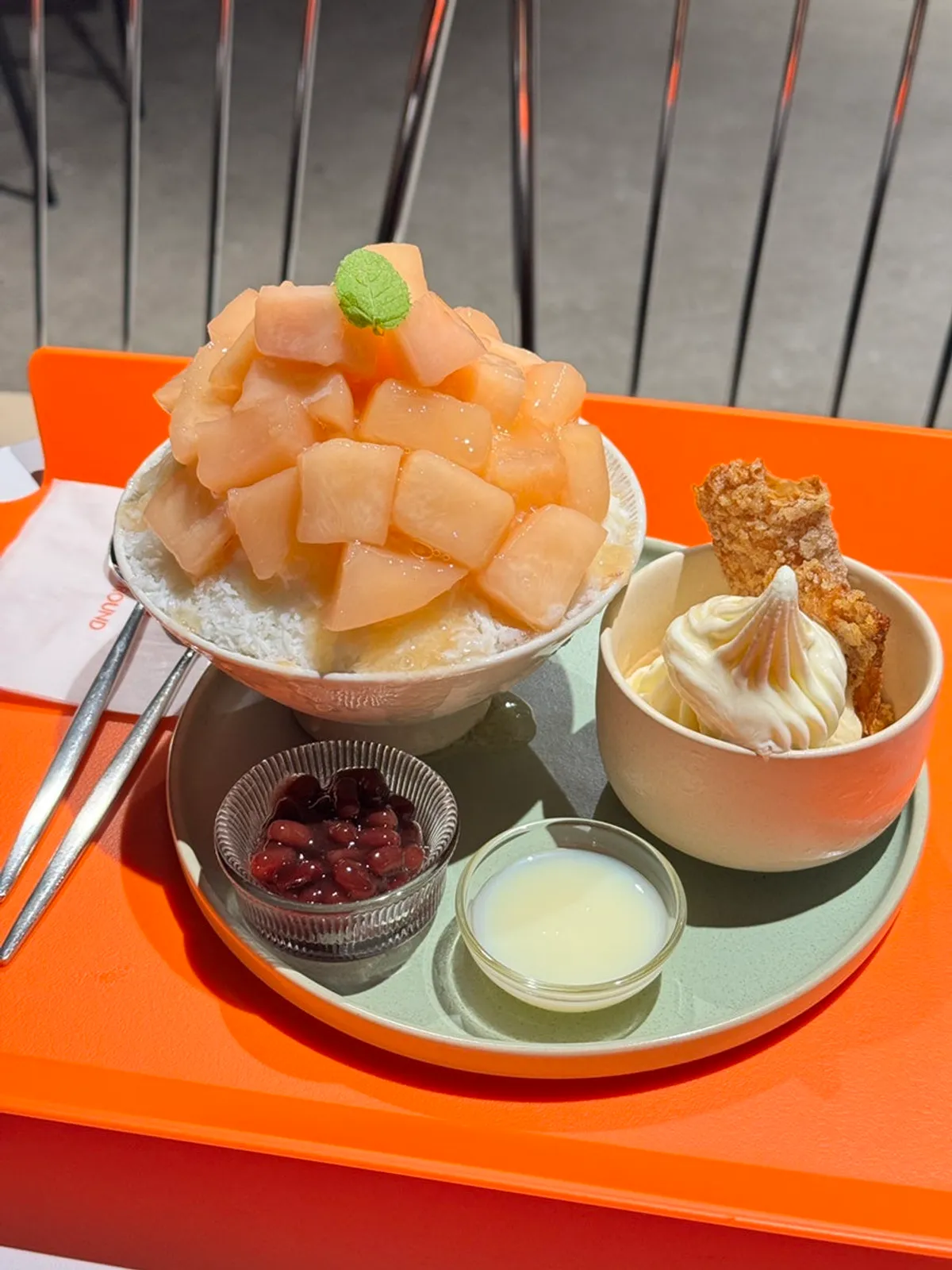 White peach bingsu topped with large peach pieces