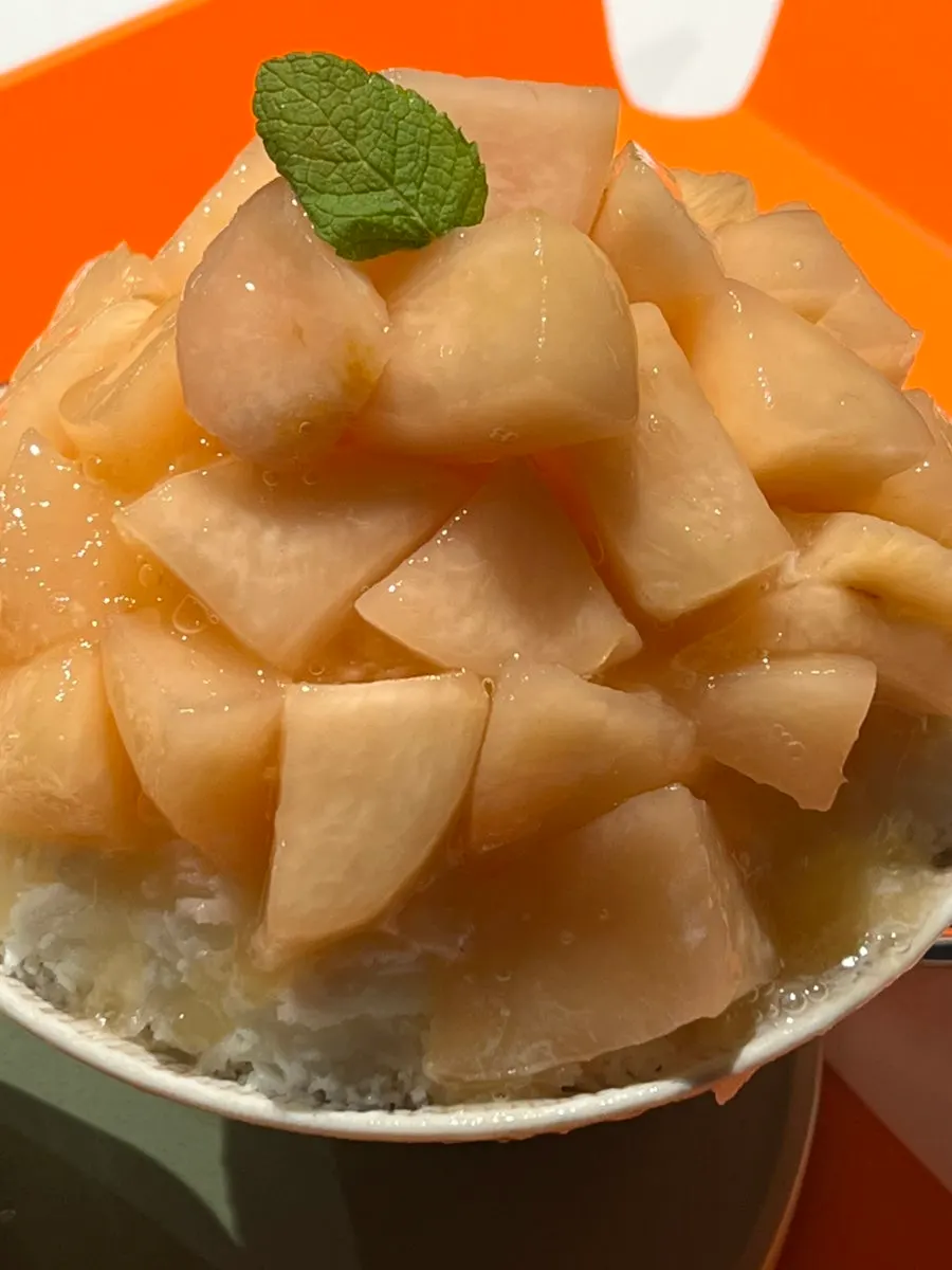 Signature white peach bingsu