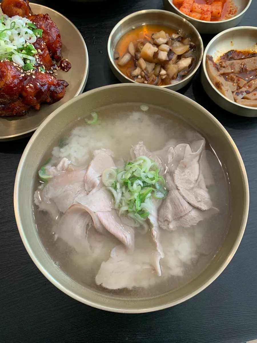 Pork gomtang with clear broth
