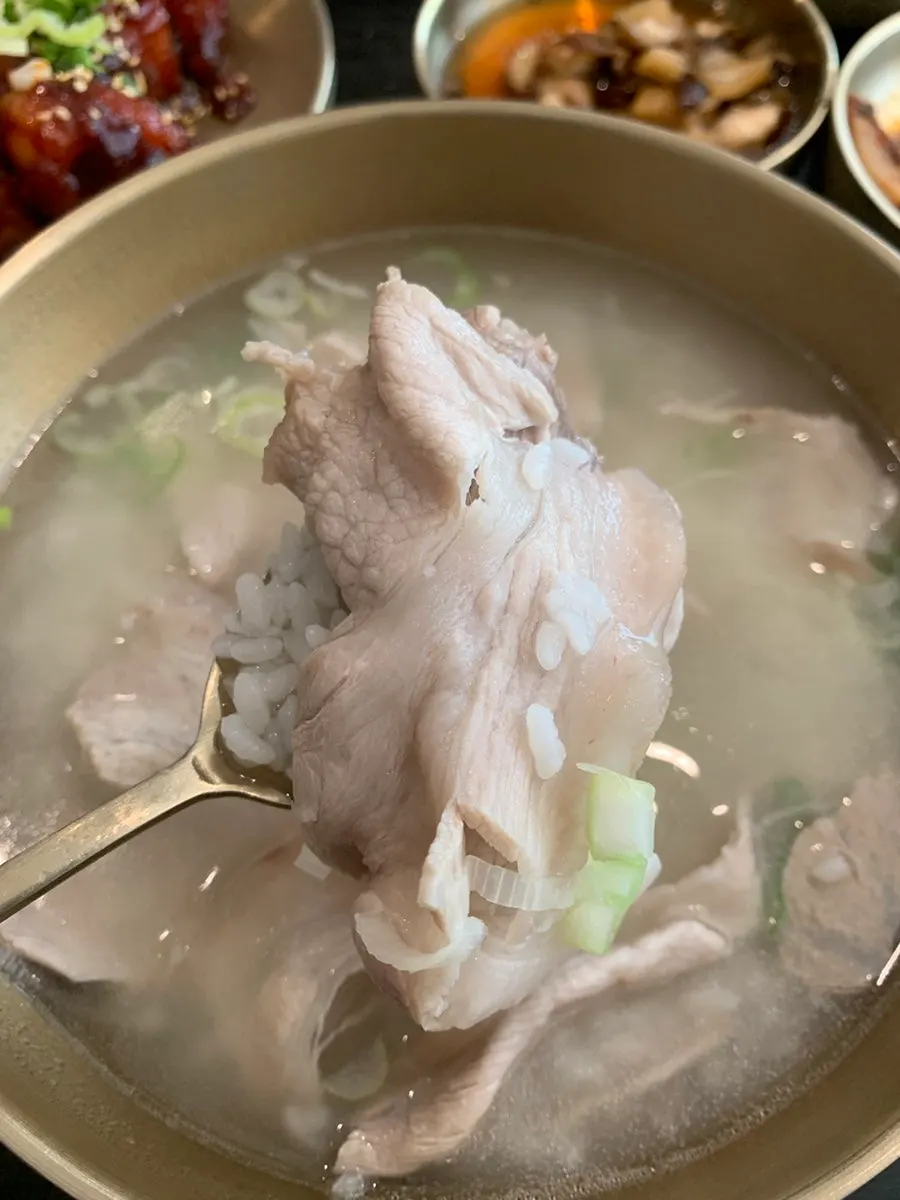 Pork gomtang with meat