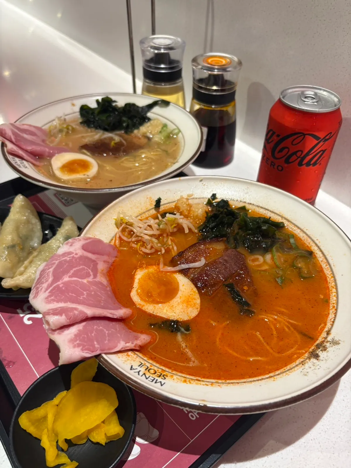 순한맛과 얼큰맛 라멘 한 상