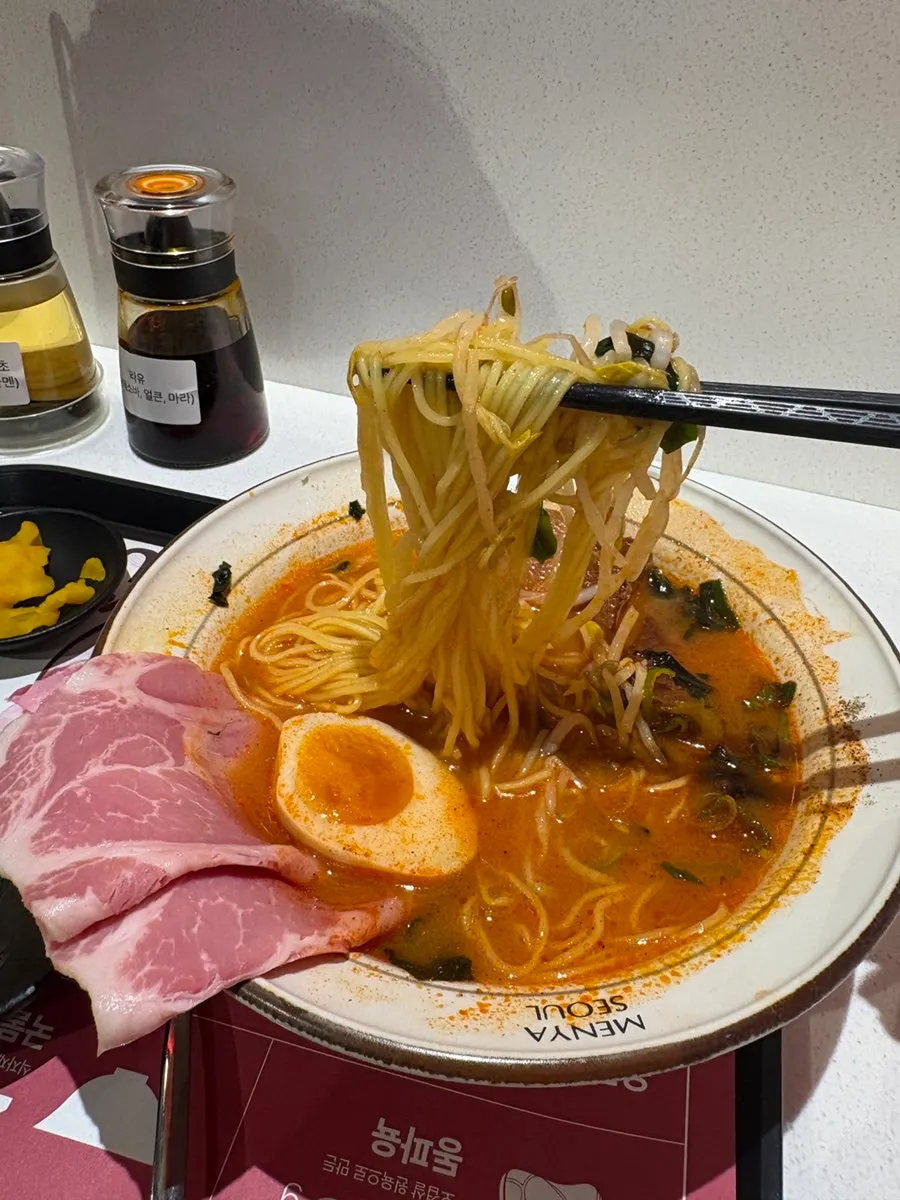 국물이 밴 찰진 라멘 면