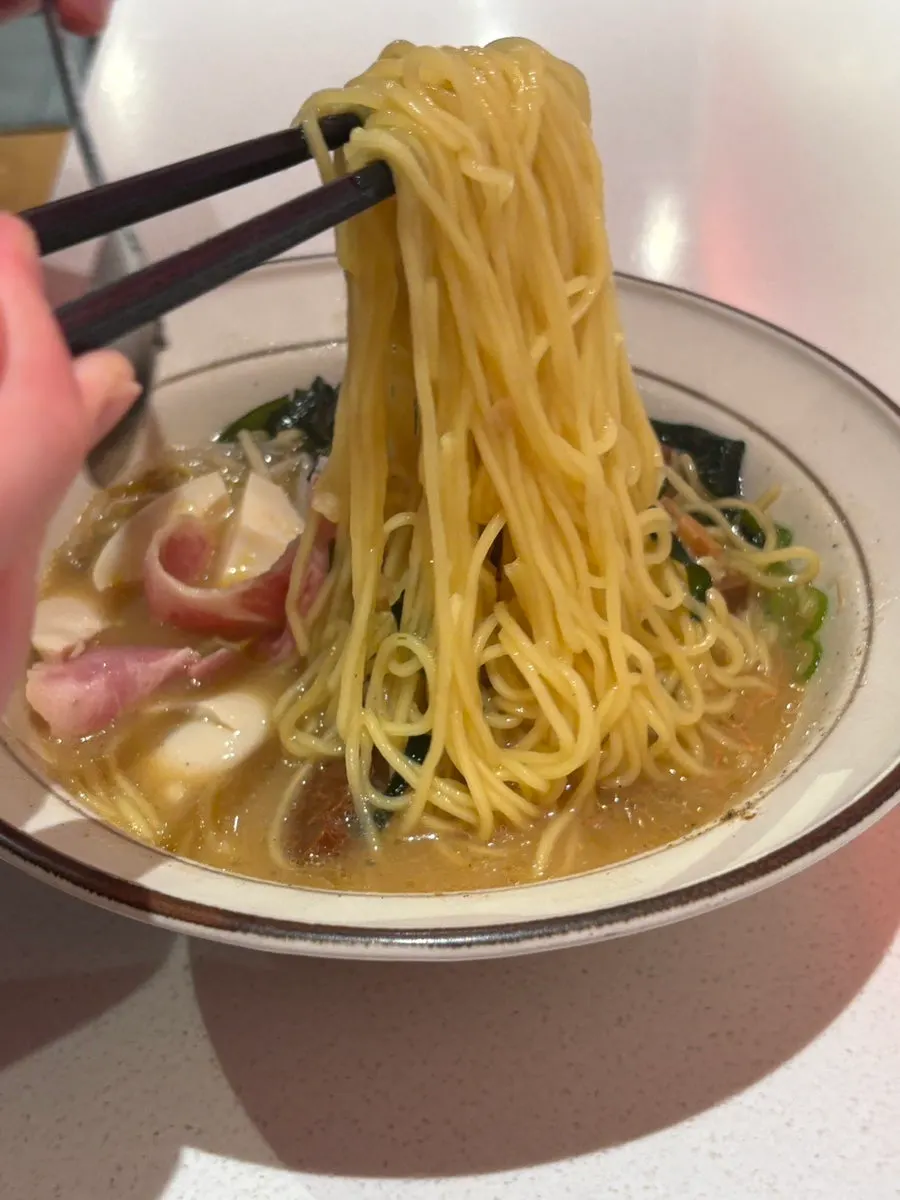 깊은 육수의 순한맛 라멘
